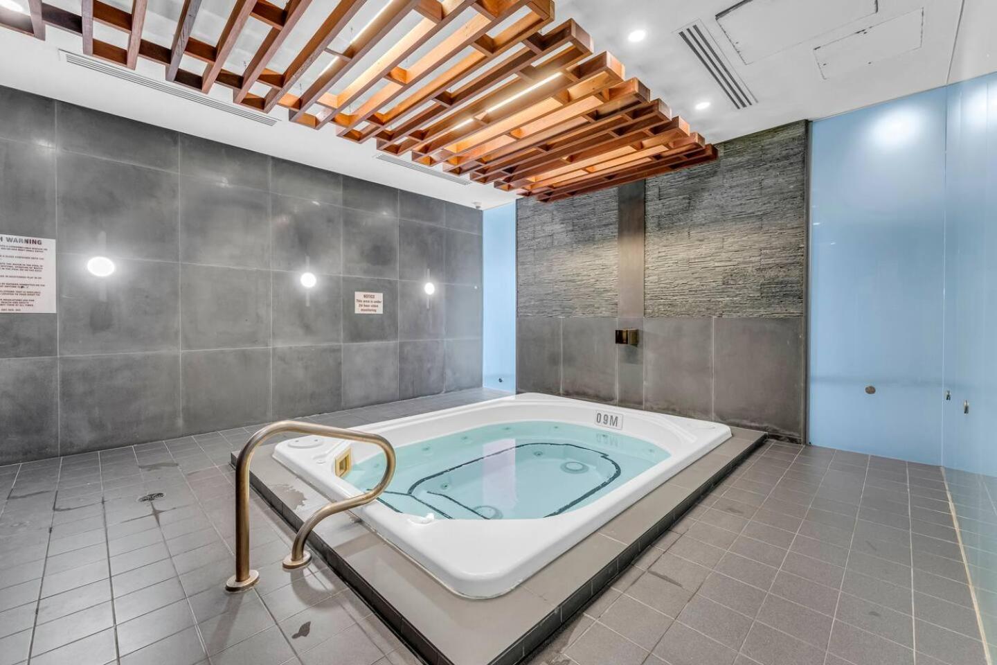 3 Bedroom Beside Cn Tower With Parking Downtown Τορόντο Εξωτερικό φωτογραφία