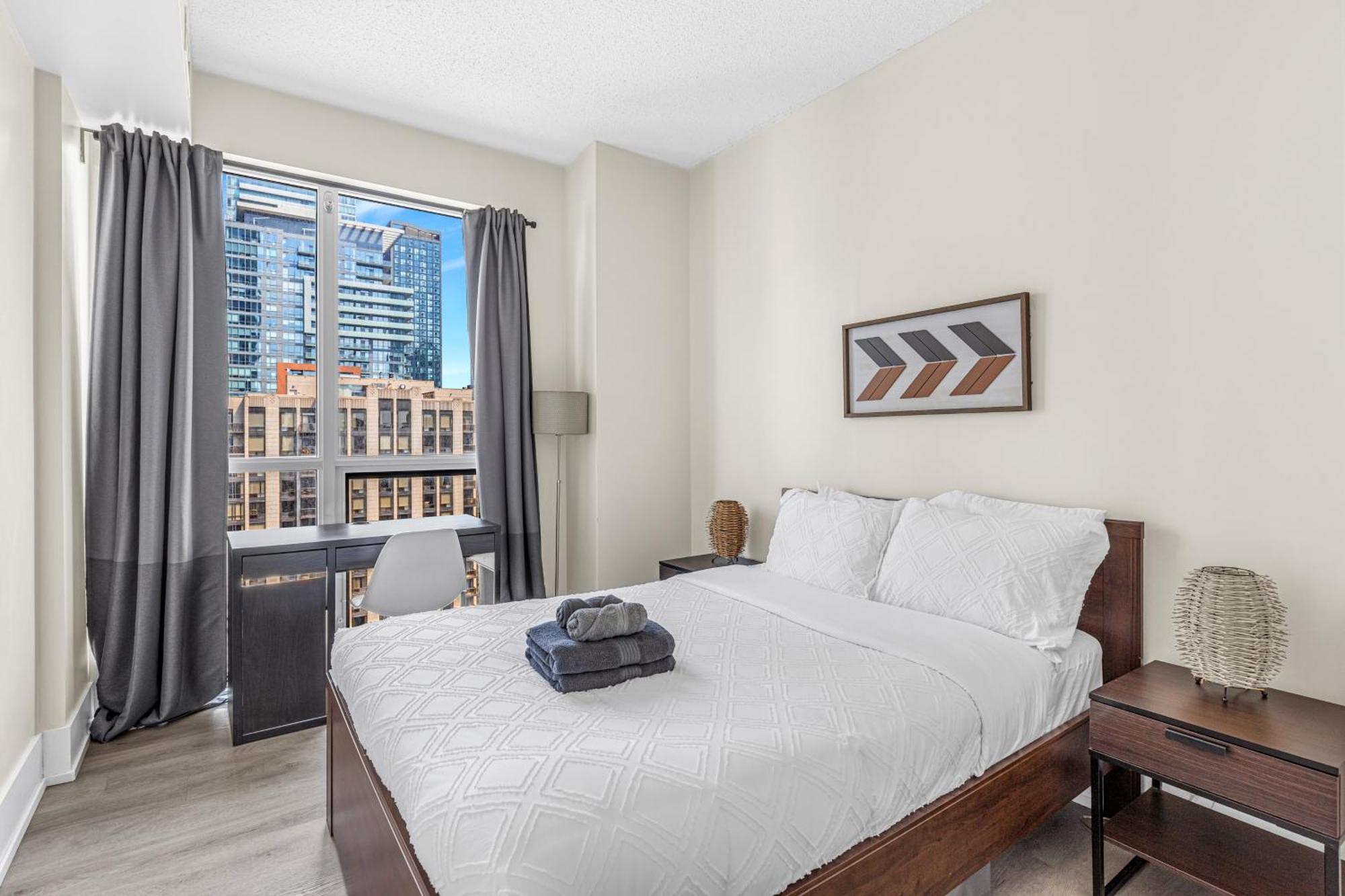 3 Bedroom Beside Cn Tower With Parking Downtown Τορόντο Εξωτερικό φωτογραφία